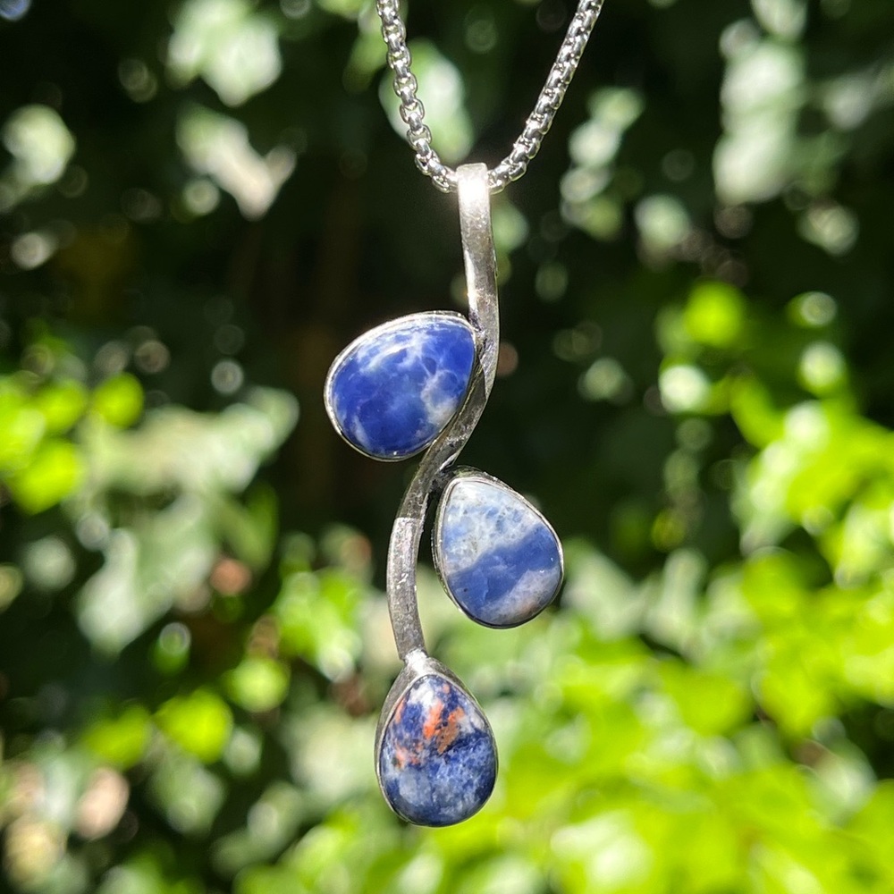 Silver plated sodalite leaf pendant‎